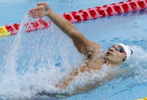 成年男子１００メートル背泳ぎで53秒53で優勝した入江