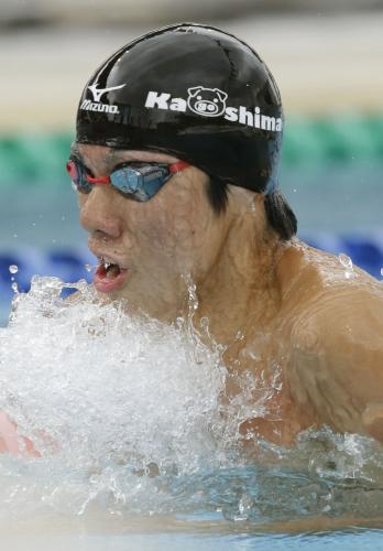 少年男子Ａ４００メートルメドレーリレー予選で力泳する、鹿児島県の第２泳者山口観弘