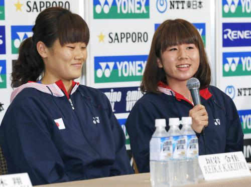 記者会見するロンドン五輪銀メダリストの垣岩令佳（左）、藤井瑞希組