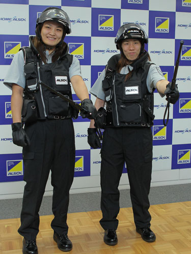 ＡＬＳＯＫの制服に身を包んだ伊調馨（左）と吉田沙保里