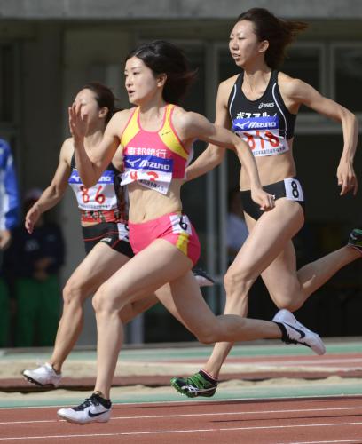 女子１００メートル決勝　11秒77で優勝した渡辺真弓（中央）