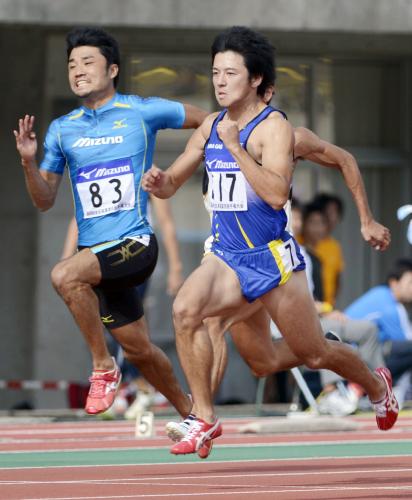 男子１００メートル決勝　10秒44（追い風参考）で優勝した江里口匡史。左は８位の末続慎吾