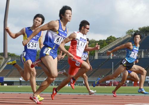 男子１００メートル決勝　10秒44（追い風参考）で優勝した江里口匡史（左から２人目）