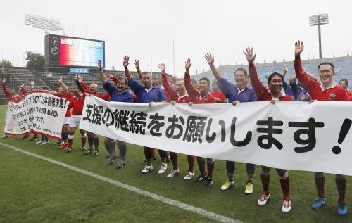 試合を終え東日本大震災の復興支援を呼び掛ける、新日鉄釜石と神戸製鋼のＯＢ