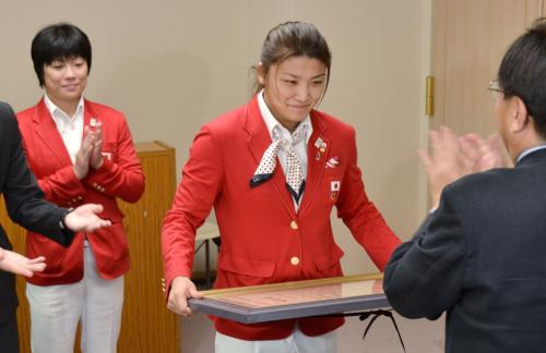 青森県の三村申吾知事（右）から県民栄誉大賞を授与されるロンドン五輪女子レスリングの伊調馨選手。左は小原日登美選手