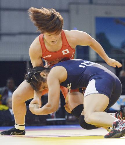女子67キロ級３位決定戦でインドの選手（手前）を攻める井上佳子