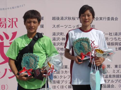 ２０１２越後湯沢秋桜ハーフマラソンのハーフ男子総合優勝の戸田（左）と同女子総合優勝の佐俣（右）