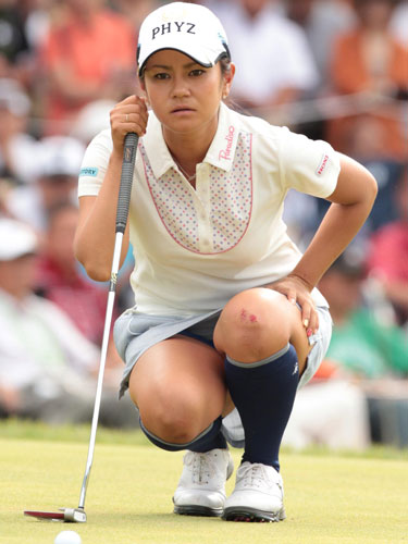 ＜日本女子オープン最終日＞１８番、グリーンでラインを読む宮里藍、左ひざのすり傷が痛々しい