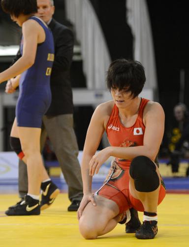 女子63キロ級３位決定戦で敗れ、膝をつく工藤佳代子