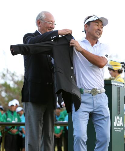 ＜第７７回日本オープンゴルフ選手権＞安西・日本ゴルフ協会会長から優勝ブレザーを着せてもらう久保谷健一