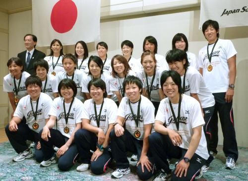 世界選手権の優勝祝賀会で笑顔を見せる上野由岐子（後列右端）らソフトボール女子日本代表