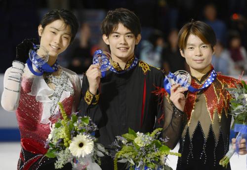 表彰台を独占し笑顔を見せる（左から）２位の羽生、優勝した小塚崇彦、３位の町田