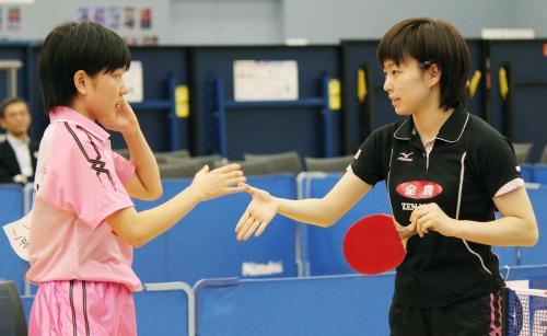 日本リーグで妹の梨良（左）に勝利し握手する石川佳純