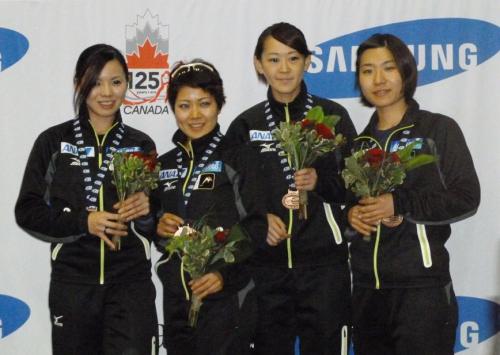 女子３０００メートルリレー決勝で日本新をマークし、銅メダルを獲得した（左から）伊藤、桜井、清水、酒井