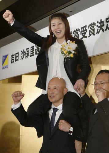国民栄誉賞の受賞が決まり、日本レスリング協会の栄和人女子強化委員長に肩車されポーズをとる吉田沙保里