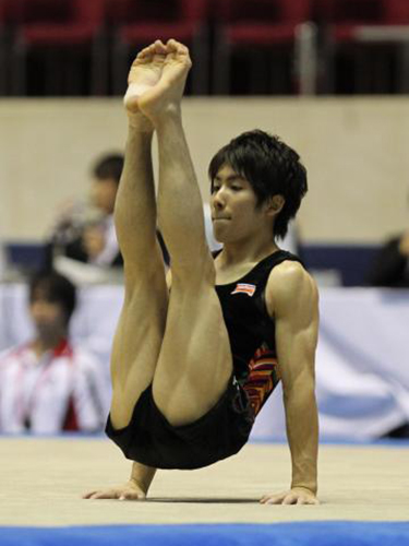 床運動で華麗な演技を見せ優勝した加藤凌平