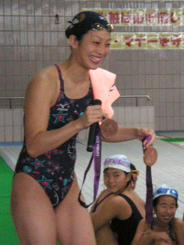 水泳教室で五輪メダルを披露する寺川綾