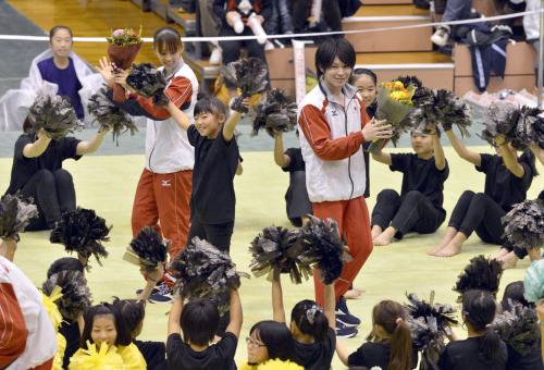 演技会で地元の子供たちのパフォーマンスに参加し笑顔の内村航平（右）と田中理恵