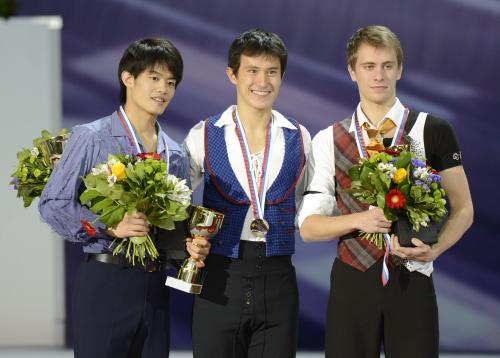 表彰式で笑顔を見せる（左から）２位の小塚崇彦、優勝のパトリック・チャン、３位のミハル・ブレジナ
