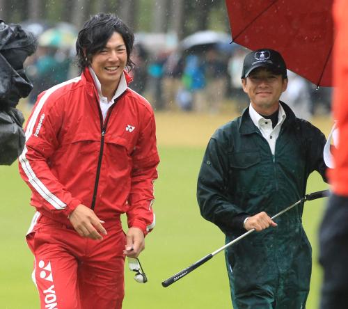 ２年ぶりの優勝を決めた石川遼（左）と加藤大幸キャディー