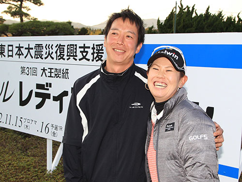 地元開催の今大会での引退を表明した竹末裕美（右）はキャディーで夫の香川大介さんと肩を組んで笑顔を見せる
