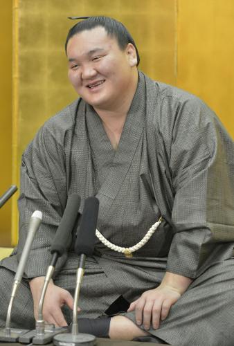 大相撲九州場所の千秋楽から一夜明け、笑顔で記者の質問に答える横綱白鵬