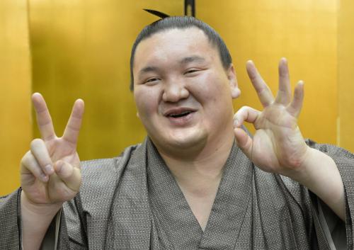 大相撲九州場所の千秋楽から一夜明け、指で優勝した数の「23」を示しおどける横綱白鵬