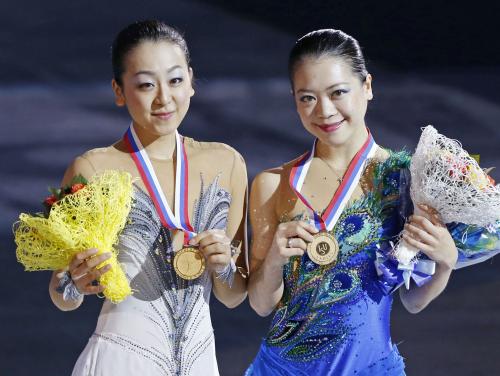 ４年ぶり３度目の優勝を果たし、メダルを手に笑顔を見せる浅田真央（左）と３位の鈴木明子