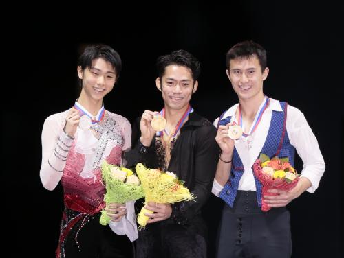メダルを手に笑顔の（左から）羽生、高橋、チャン
