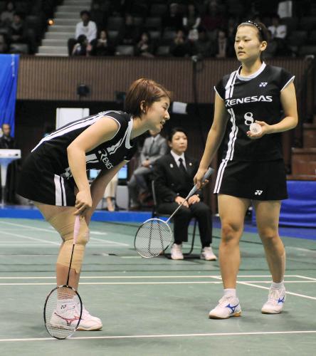 女子ダブルス決勝、第２ゲーム途中に藤井（左）が右膝を負傷し、棄権した藤井、垣岩組