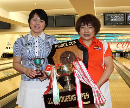 第３５回ＪＬＢＣクイーンズオープン・プリンスカップで優勝した加藤八千代（右）とベストアマに輝いた吉田由美子は笑顔で並ぶ