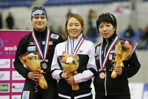 女子５００メートル表彰式で笑顔の（左から）２位のウォルフ、１位の李相花、３位の小平奈緒