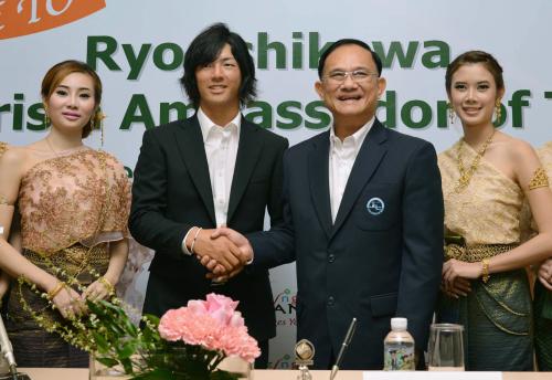 「ゴルフ観光親善大使」の延長を発表し、タイ国政府観光庁総裁（右から２人目）と握手する石川遼選手