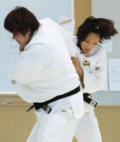 強化合宿で杉本美香さん（左）と練習する松本薫