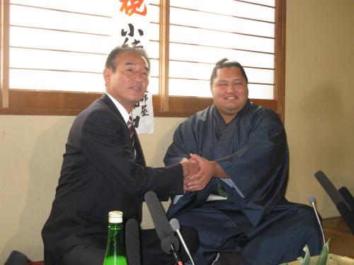 松ケ根親方（左）と笑顔で握手する新小結の松鳳山