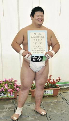 10月、岐阜国体の少年個人で優勝し笑顔の打越奎也