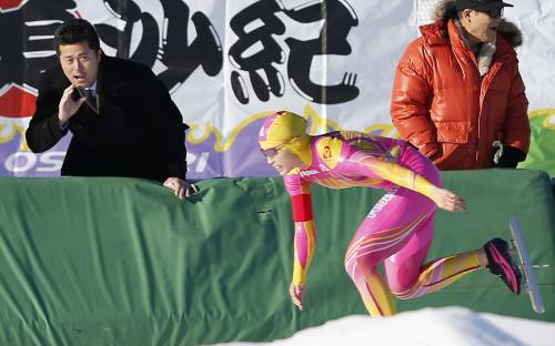 女子１０００メートルで、岡崎朋美に声援を送る夫の安武宏倫さん（左）