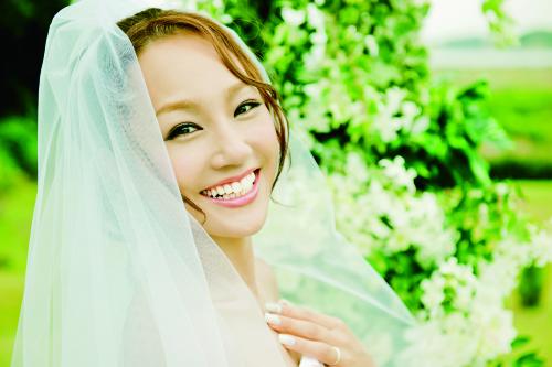 北島康介と婚約した千紗。昨年９月に発売したシングル「ａｌｌ　ｍｙ　ｌｉｆｅ」のジャケットで、ウエディングドレス姿を披露していた