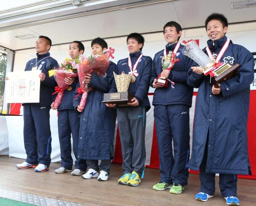 往路優勝を決め笑顔を見せる日体大の（左から）別府監督、勝亦、本田、山中、木村、服部