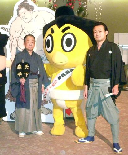 初春歌舞伎を上演中の東京・国立劇場を訪れた日本相撲協会の公式キャラクター「ひよの山」。左は横綱審議委員会の沢村田之助委員、右は呼び出しの利樹之丞