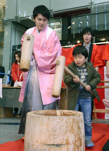 東京五輪の招致に向けたイベントで子どもと餅つきをするフェンシングの千田健太