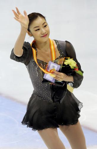 声援に応えるフィギュア韓国選手権女子優勝のキム・ヨナ
