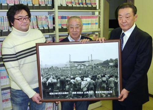 相撲博物館に寄贈した双葉山の土俵入りの写真を手にする増田貴則さん（左）