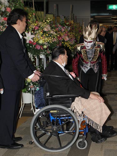 １０年５月、古希を祝う会で納谷さんにあいさつをするデーモン閣下