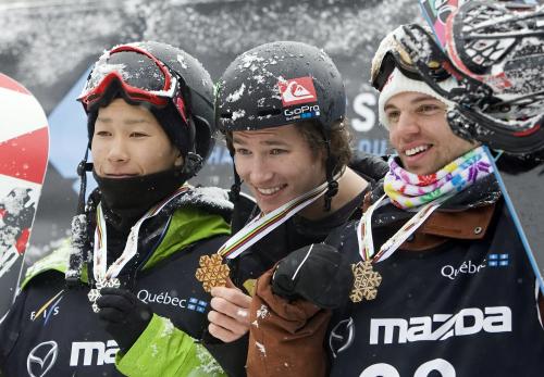 スノーボード世界選手権男子ハーフパイプで２位に入り、表彰式で笑みを見せる平岡卓（左）