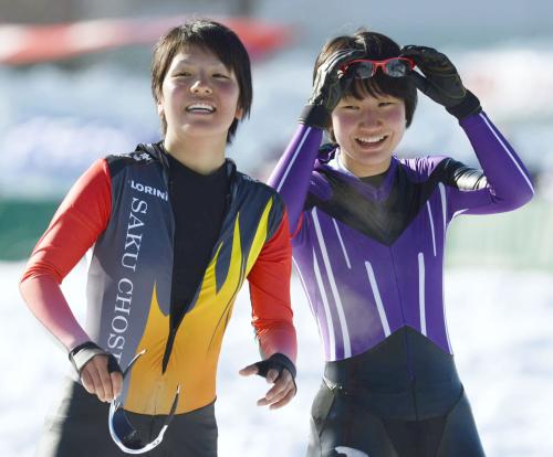 女子５００メートルで２連覇し笑顔の山根佳子（右）と２位の曽我こなみ