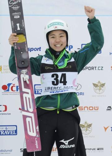 ノルディックスキー世界ジュニア選手権の女子ジャンプ個人で２連覇を達成し、喜ぶ高梨沙羅
