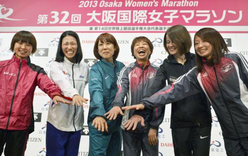 笑顔でポーズをとる渋井陽子（中央左）、福士加代子（同右）ら、大阪国際女子マラソン招待選手