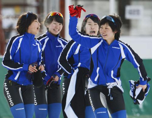 女子２０００メートルリレーで優勝し喜ぶ、帯広南商の（右から）高木、太田、浅野、酒井