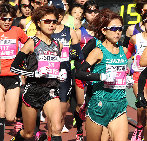 大阪国際女子マラソンで並んで競技場内を周回する福士（中央左）と渋井